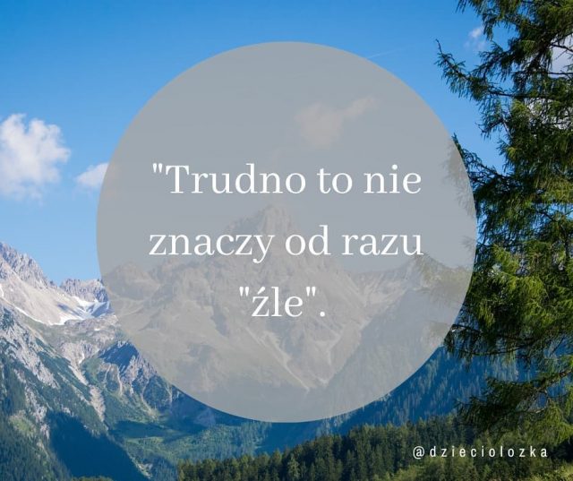 Pierwsza przygoda z nową formą opieki. Czy to żłobek, czy przedszkole, czy niania/nianio, czy babcia/dziadek - dziecku może być trudno.

Nawet najbardziej ciepłe i empatyczne ramiona nie są tymi rodzicielskimi, znanymi dziecku od urodzenia. To znaczy, że dziecko doświadcza pewnej zmiany. Dość dużej zmiany. 

A każda zmiana niesie za sobą mnóstwo emocji. Różnych, różnistych.

Dlatego podczas adaptacji ważne jest dla nas, by dziecko od początku miało przy sobie bezpieczna bazę w postaci rodzica, z której może swobodnie eksplorować i nawiązywać nowe relacje. Najpierw, przede wszystkim, z nowymi opiekun_ami.

Nawet jeśli adaptacja jest łagodna i maksymalnie dostosowana do tempa dziecka, nie unikniemy ani trudnych emocji ani "odreagowania" w domu.

To, że dziecku jest trudno, bo zdarza mu się płakać za rodzicem albo w domu przysysa się do piersi czy gorzej śpi, wcale nie musi od razu oznaczać, że w nowym miejscu dzieje mu się krzywda/jest mu źle. 

Może to po prostu oznaczać, że dziecko potrzebuje czasu, żeby przyzwyczaić się do nowych miejsc, twarzy i bodźców. Jego układ nerwowy będzie na początku potrzebował więcej regulacji, żeby móc się z tym wszystkim oswoić.

Pomyślcie sobie o wchodzeniu na jakiś szczyt. Czy od początku jest to łatwe? Niekoniecznie.
Organizm potrzebuje treningu, żeby ogarnąć wysiłek związany z wejściem na górę. Na początku męczymy się, sapiemy, przystajemy co chwilę. Potem mamy zakwasy i chętnie odsypiamy taki wyczyn. Ktoś mógłby powiedzieć, że cierpimy! Ale przecież tak bardzo podoba nam się ten widok, który się przed nami rozpościera na szczycie. Tak cieszy nas czyste powietrze i bycie w tu i teraz!
Jedyne czego potrzebujemy to w miarę regularnego chodzenia po górach, żeby stało się to dla nas łatwiejsze. 

Nie inaczej jest przy adaptacji dziecka do nowej formy opieki 😊 nawet jak dziecko zacznie zostawać samo, to nie znaczy, że adaptacja całkowicie dobiegła końca. Ona się zakończy, kiedy organizm dziecka przyzwyczai się do tych wszystkich nowości i nie będzie musiał w tak wyraźny sposób "odreagowywać". 

A jak Wam idą adaptacje?

#dziecko #dzieci #przedszkole #nieprzedszkole #edukacjaalternatywna #adaptacja #adaptacjaprzedszkolna