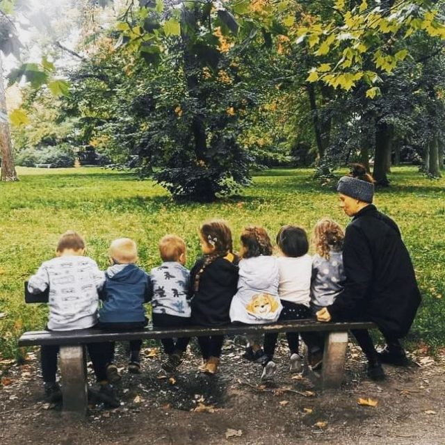 Najważniejszy punkt dnia w @nieprzedszkole - kilka godzin spaceru w parku/lesie.

Ciężko przecenić wpływ przestrzeni i natury na regulację emocjonalną dzieci 🌲🌳

Czasem Kadra decyduje się na nadprogramowy wypad na dwór, kiedy poziom pobudzenia przedszkolaków w budynku zaczyna szybować do góry 🚀

#wolnedzieci #dzikiedzieci #dziecko #dzieci #przedszkole #nieprzedszkole #edukacjaalternatywna #jesień